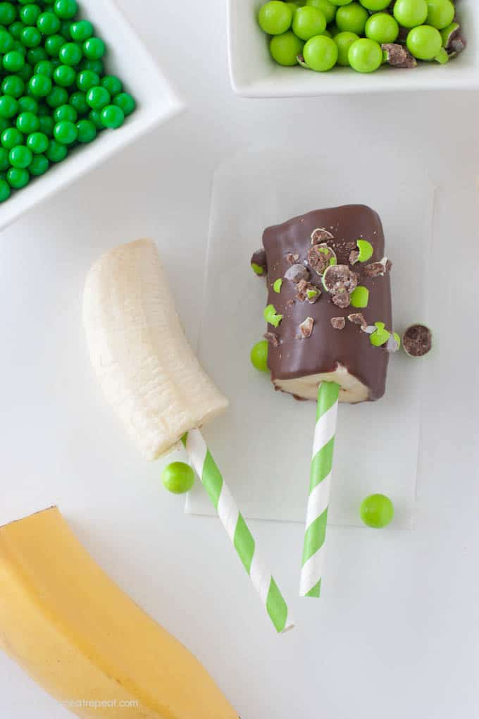 Chocolate Dipped Banana Pops | Tutorial at Design Eat Repeat