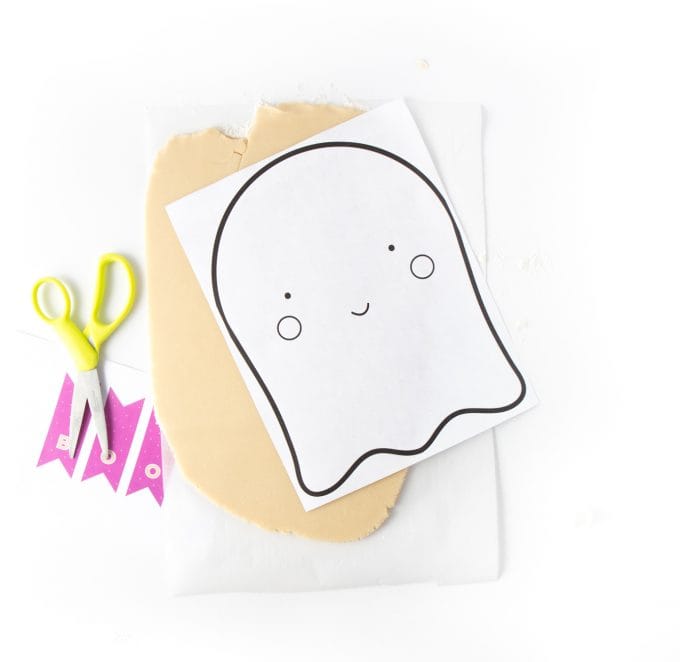 Materials to make ghost cookie cake. Printable template, scissors, banner.
