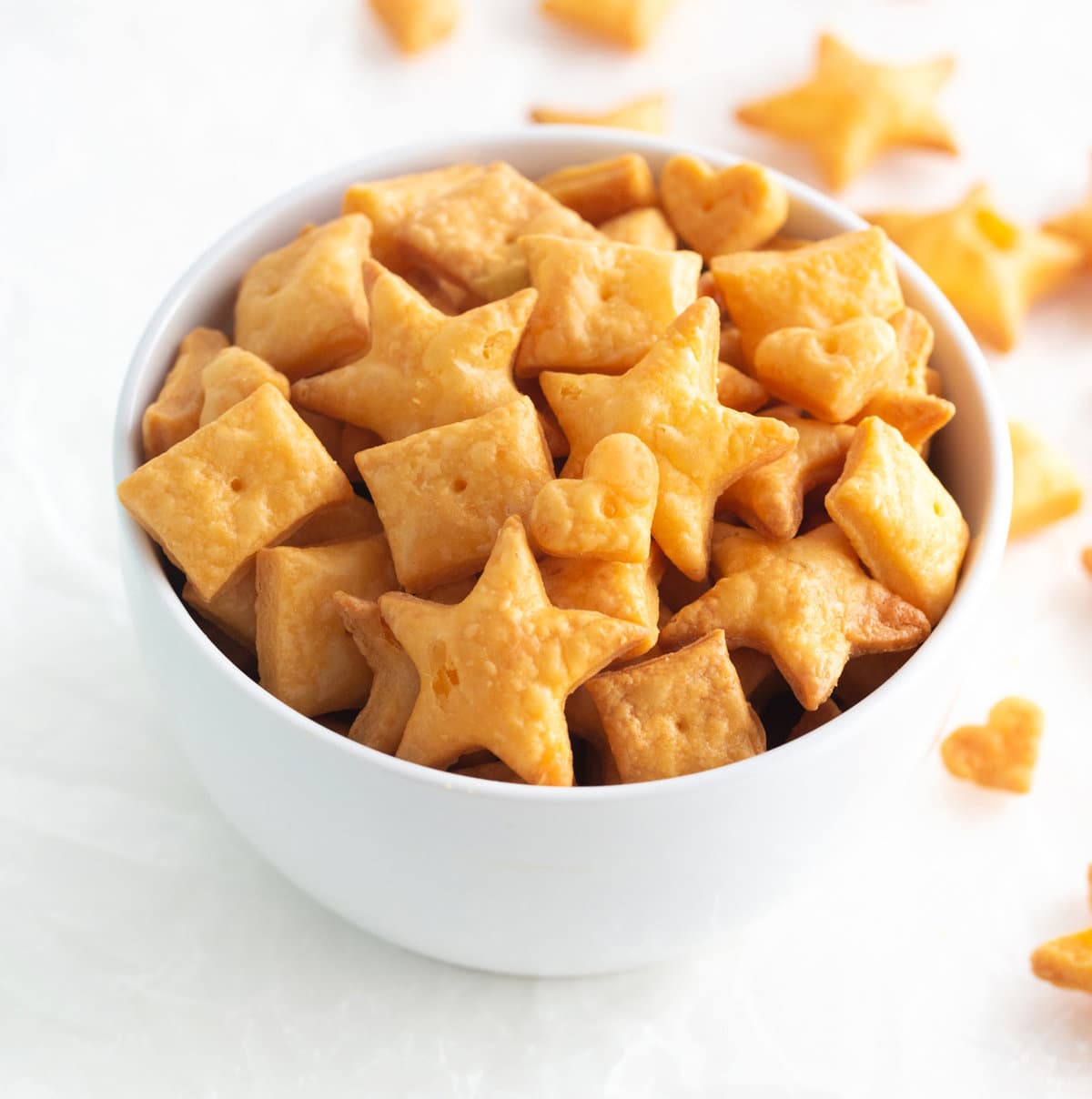 https://www.designeatrepeat.com/wp-content/uploads/2019/01/homemade-cheese-crackers16-copy.jpg