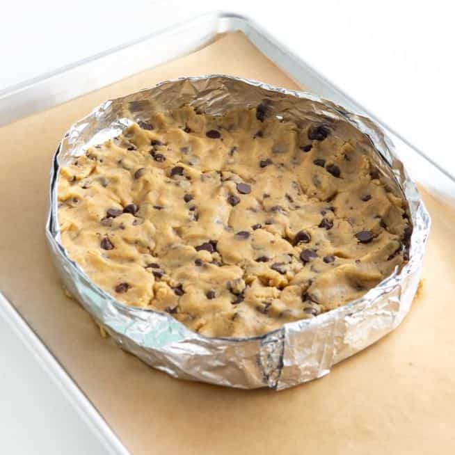 https://www.designeatrepeat.com/wp-content/uploads/2022/01/diy-cookie-cake-pan.jpeg