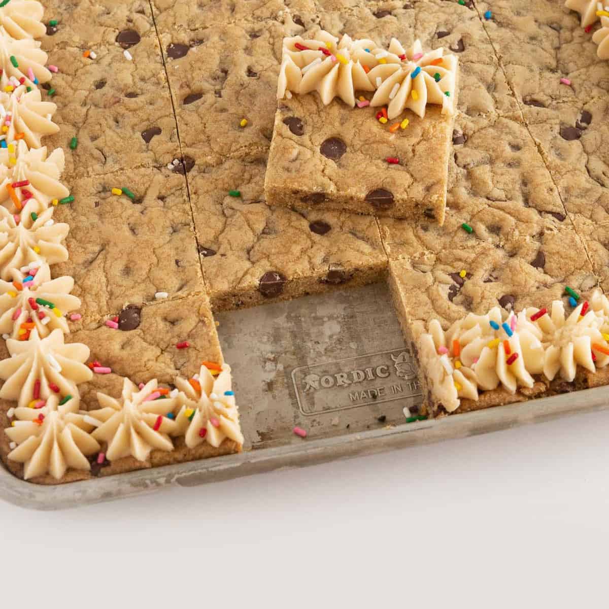 https://www.designeatrepeat.com/wp-content/uploads/2022/01/sheet-pan-cookie-cake-recipe.jpg