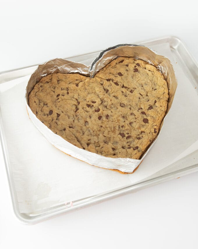 https://www.designeatrepeat.com/wp-content/uploads/2022/02/valentine-heart-cookie-cake-9-1-680x855.jpg