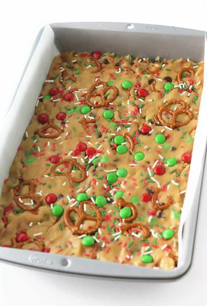 raw christmas cookie bars with m&m's and sprinkles
