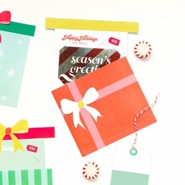 Who says giving gift cards for Christmas has to be boring?! Pop them into these FREE printable card kits for an added holiday surprise!