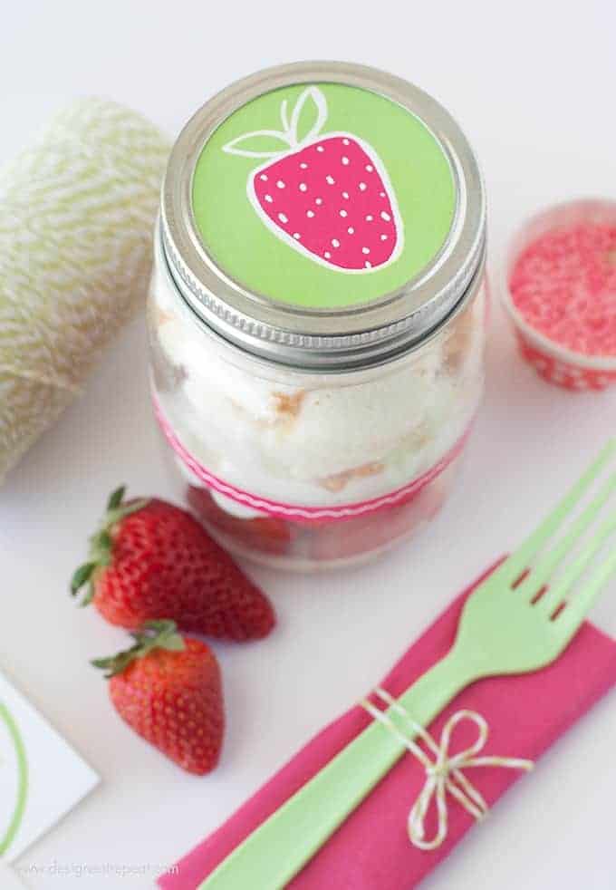 How to Make DIY Angel Food & Strawberry Giftable Jars | Includes the FREE printables to decorate!
