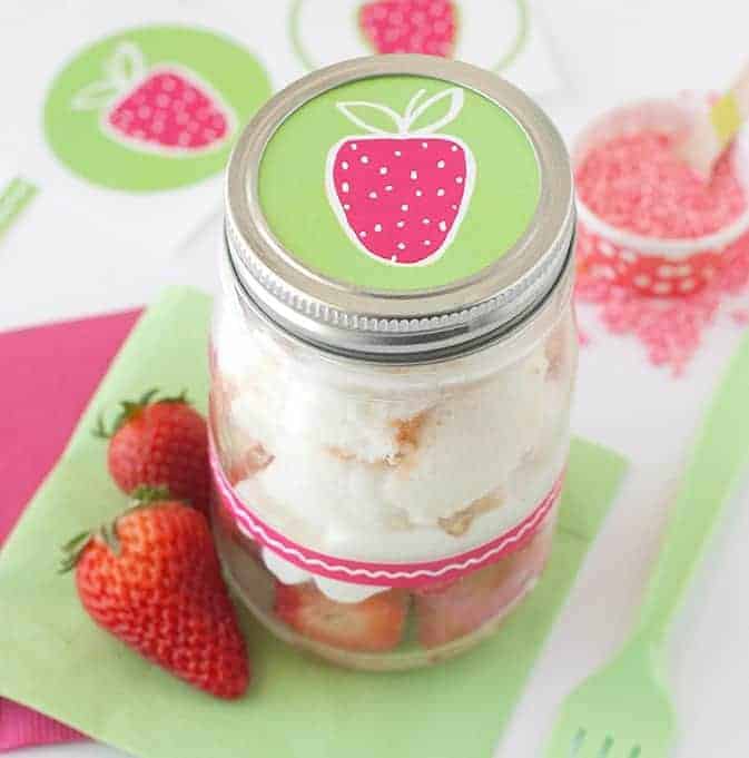 How to Make DIY Angel Food & Strawberry Jars | Includes the FREE printables to decorate the jars!