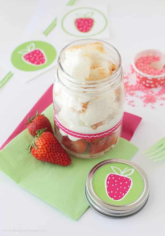 How to Make DIY Angel Food Strawberry Jars | Includes the FREE printables to decorate!