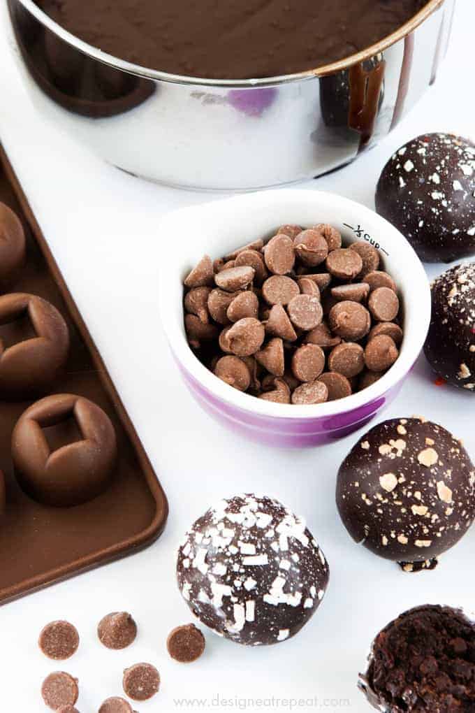 Learn some new baking skills without having to leave your couch! This is a fun list of online baking classes (ahem...donuts, chocolate truffles, cake pops!) by food and baking blogger Melissa at Design Eat Repeat!