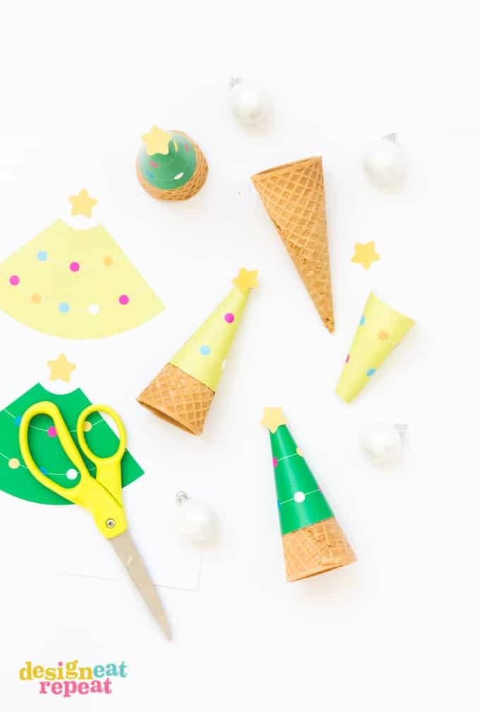 Who says you can't serve ice cream at Christmas?! Dress up your holiday dessert table with these FREE Printable Christmas Tree Ice Cream Cone Wrappers!