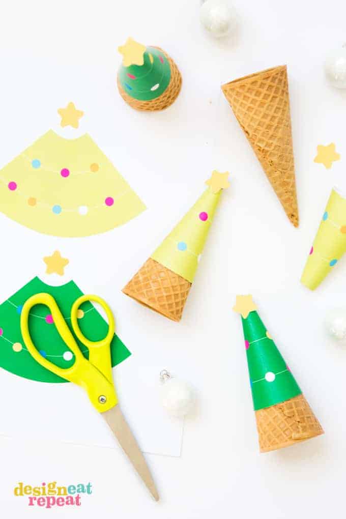 Who says you can't serve ice cream at Christmas?! Dress up your holiday dessert table with these FREE Printable Christmas Tree Ice Cream Cone Wrappers!