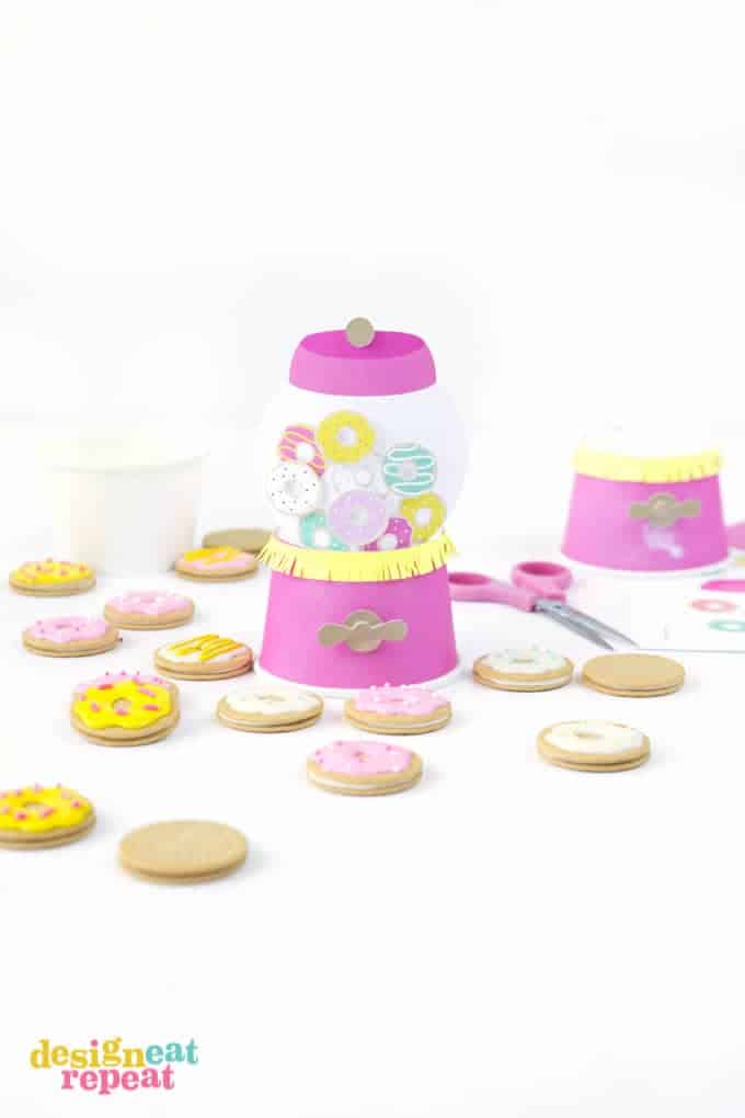 Turn plain paper ice cream cups into these adorable gumball machine party favors! Includes free printables to make your own!