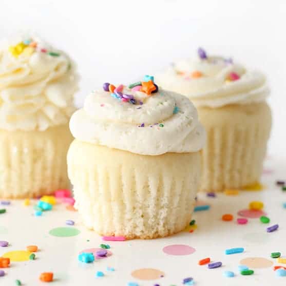White Wedding Cupcakes With Buttercream Frosting Design Eat Repeat