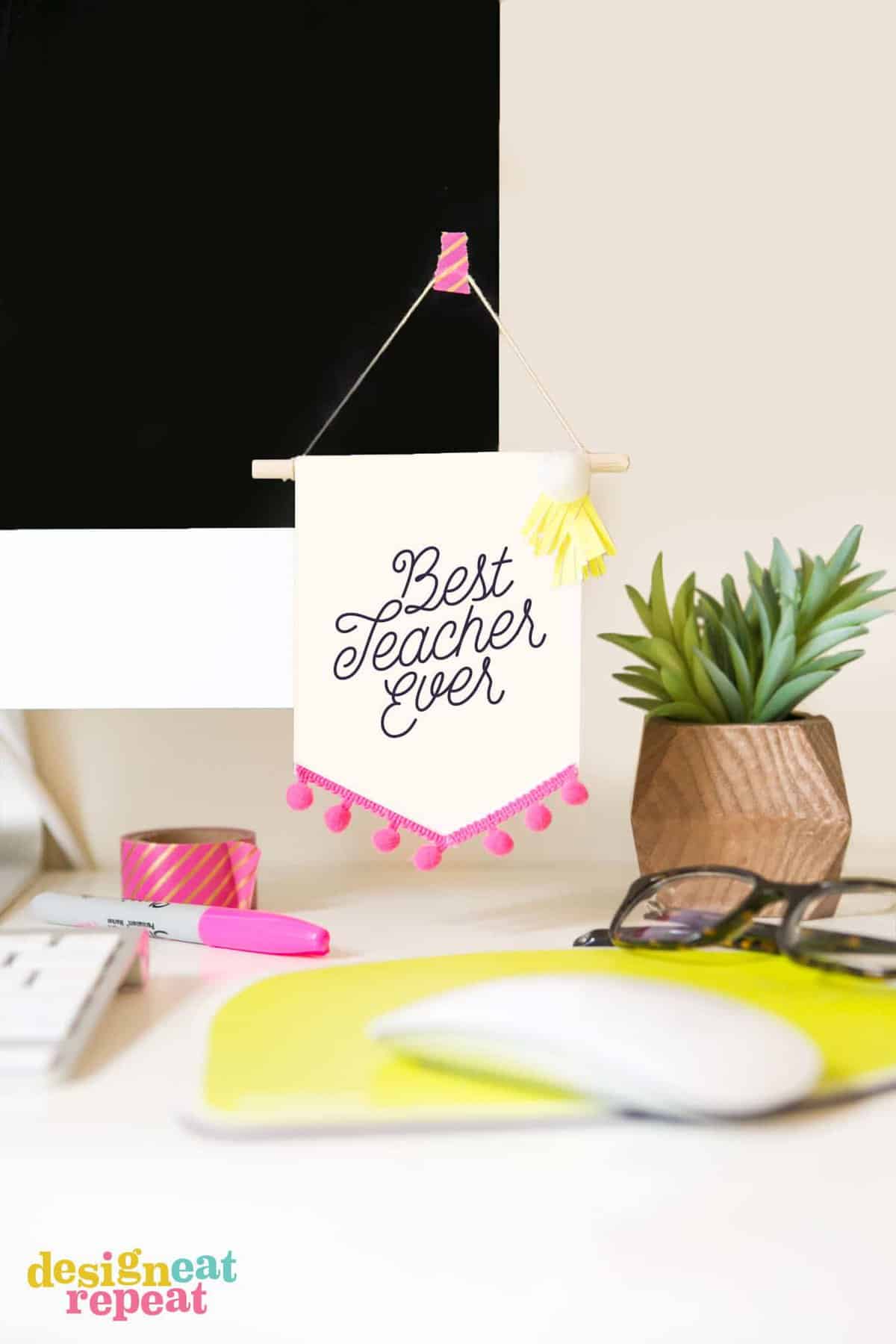 How cute are these! Make teacher gift card holders that double as BANNER decor for a gift that keeps on giving! Great for attaching to desks, computers, or bulletin boards! | #printable #teachergift | www.DesignEatRepeat.com