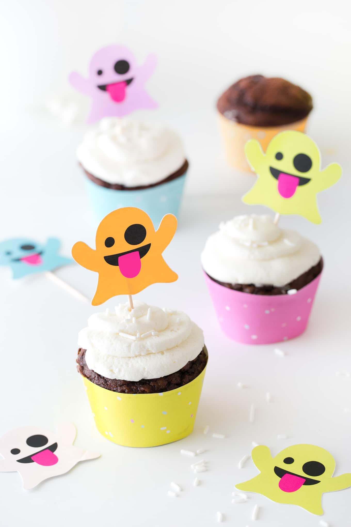 Emoji Ghost Halloween Cupcake Toppers! Free to download and print at www.DesignEatRepeat.com #Halloween #Printable #Cupcake #Emoji