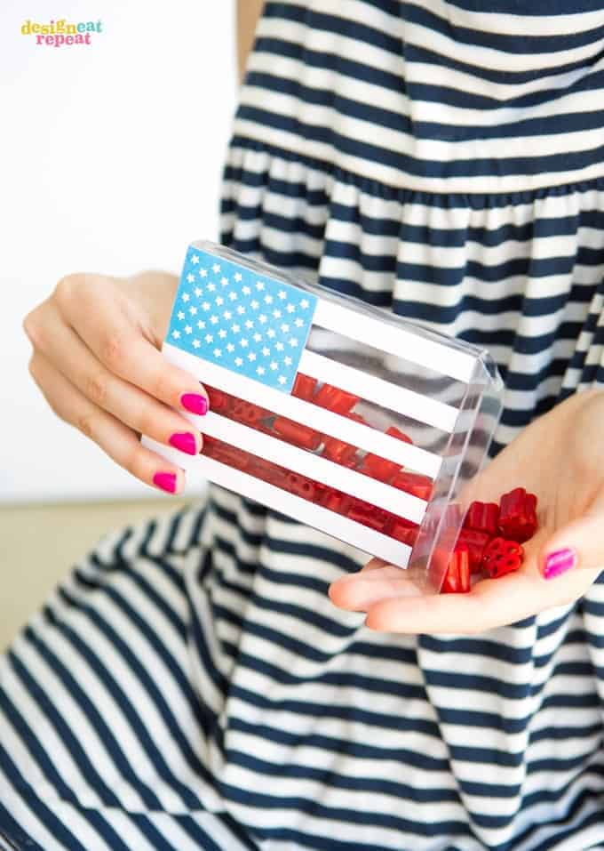 Looking for a EASY and fun Fourth of July party favor idea? Fill clear boxes with licorice (or your favorite red candy) and attach this star printable box for a unique treat to send your guests home with!