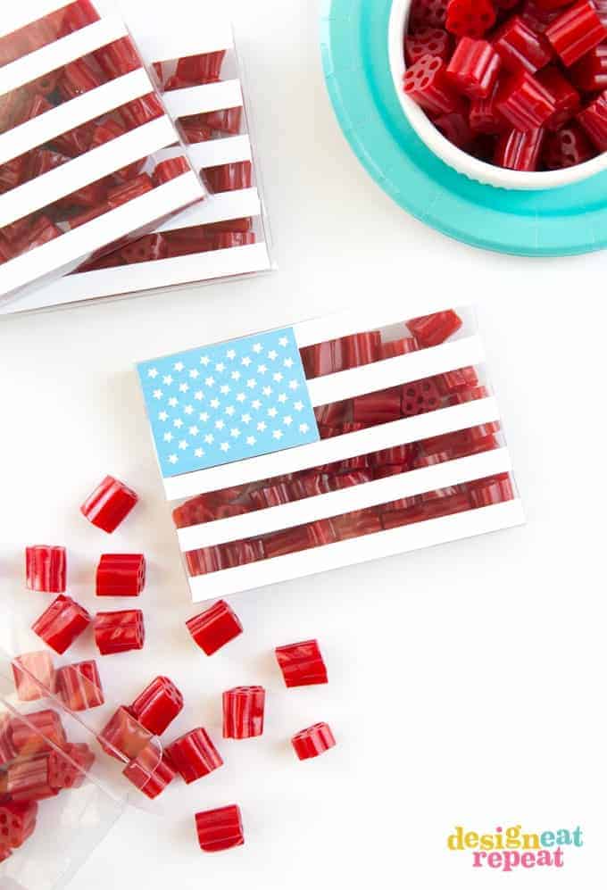 Looking for a EASY and fun Fourth of July party favor idea? Fill clear boxes with licorice (or your favorite red candy) and attach this star printable box for a unique treat to send your guests home with!