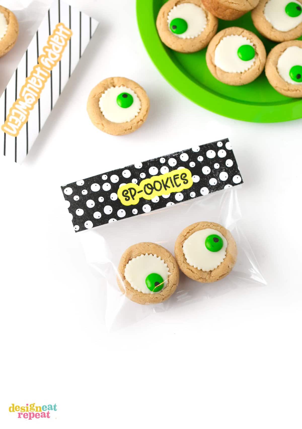 How cute are these? Attach these printable Halloween treat bag toppers with eyeball cookie cups for an easy Halloween party favor idea! Perfect for classroom gifts, coworker treats, or Halloween party favors. #Printable #Halloween | www.DesignEatRepeat.com