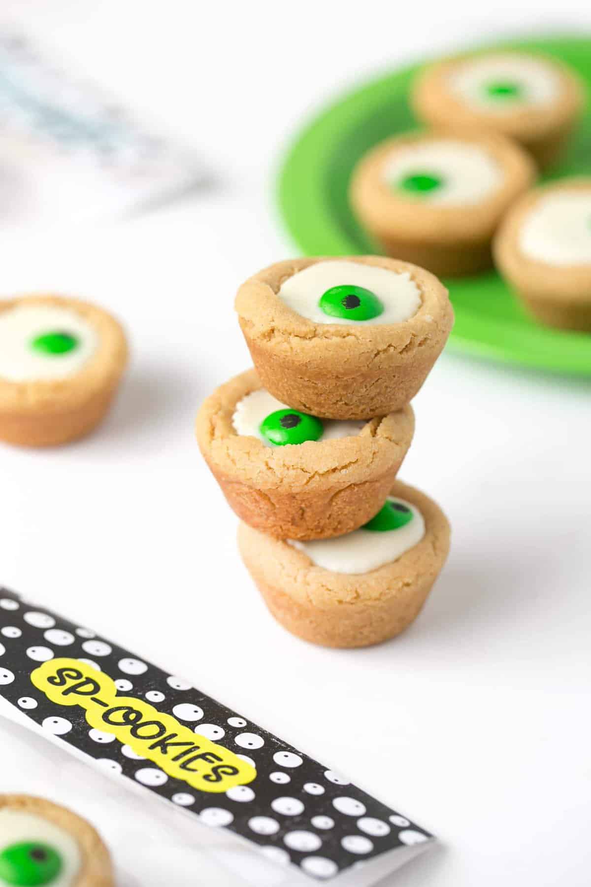 How cute are these? Attach these printable Halloween treat bag toppers with eyeball cookie cups for an easy Halloween party favor idea! Perfect for classroom gifts, coworker treats, or Halloween party favors. #Printable #Halloween | www.DesignEatRepeat.com