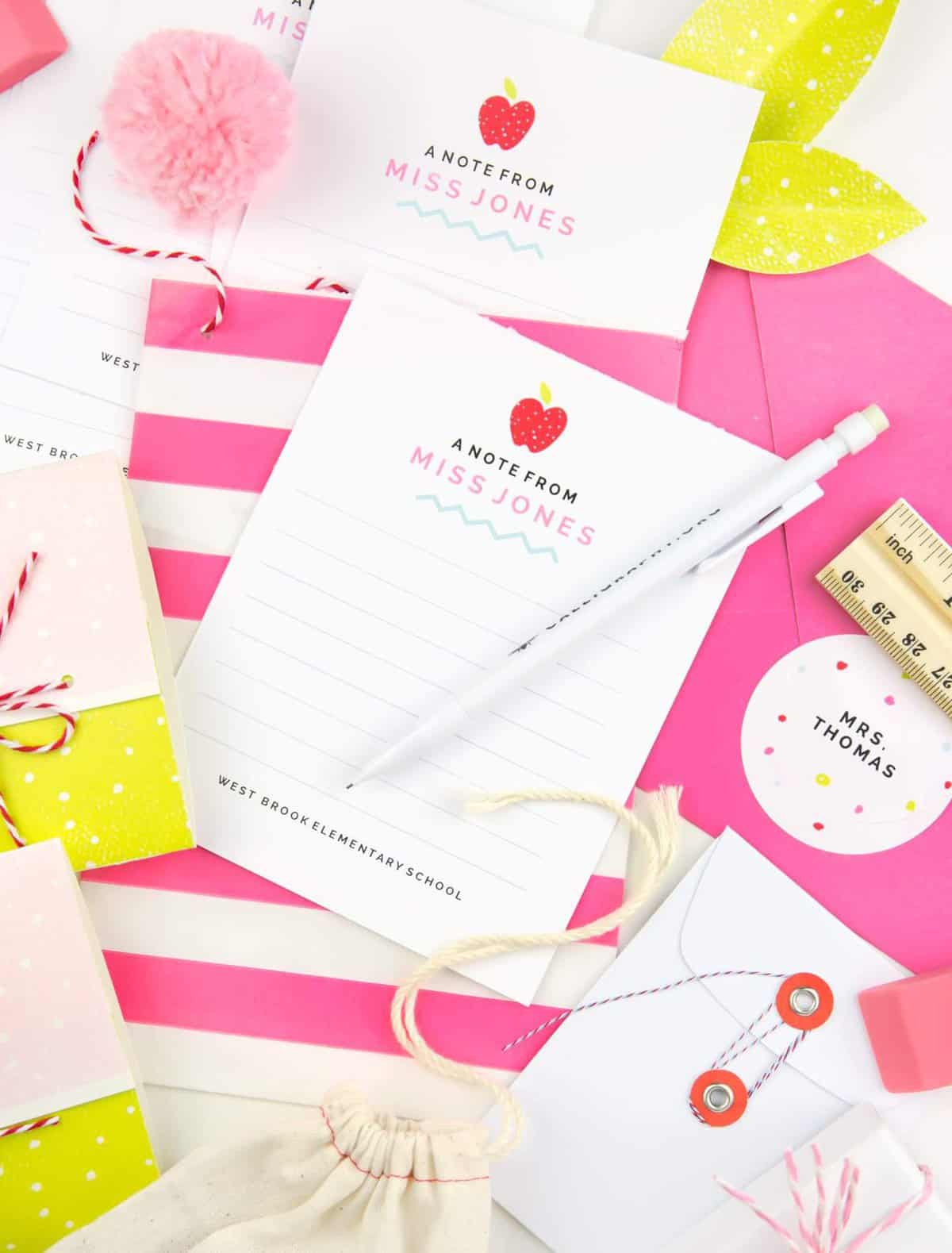 A roundup of 8 cute (and free!) Printable Teacher Gift Ideas!