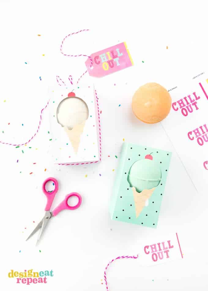 Gift bath bombs in these adorable ice cream themed "Chill Out" bath bomb gift boxes! Free to download at Design Eat Repeat!