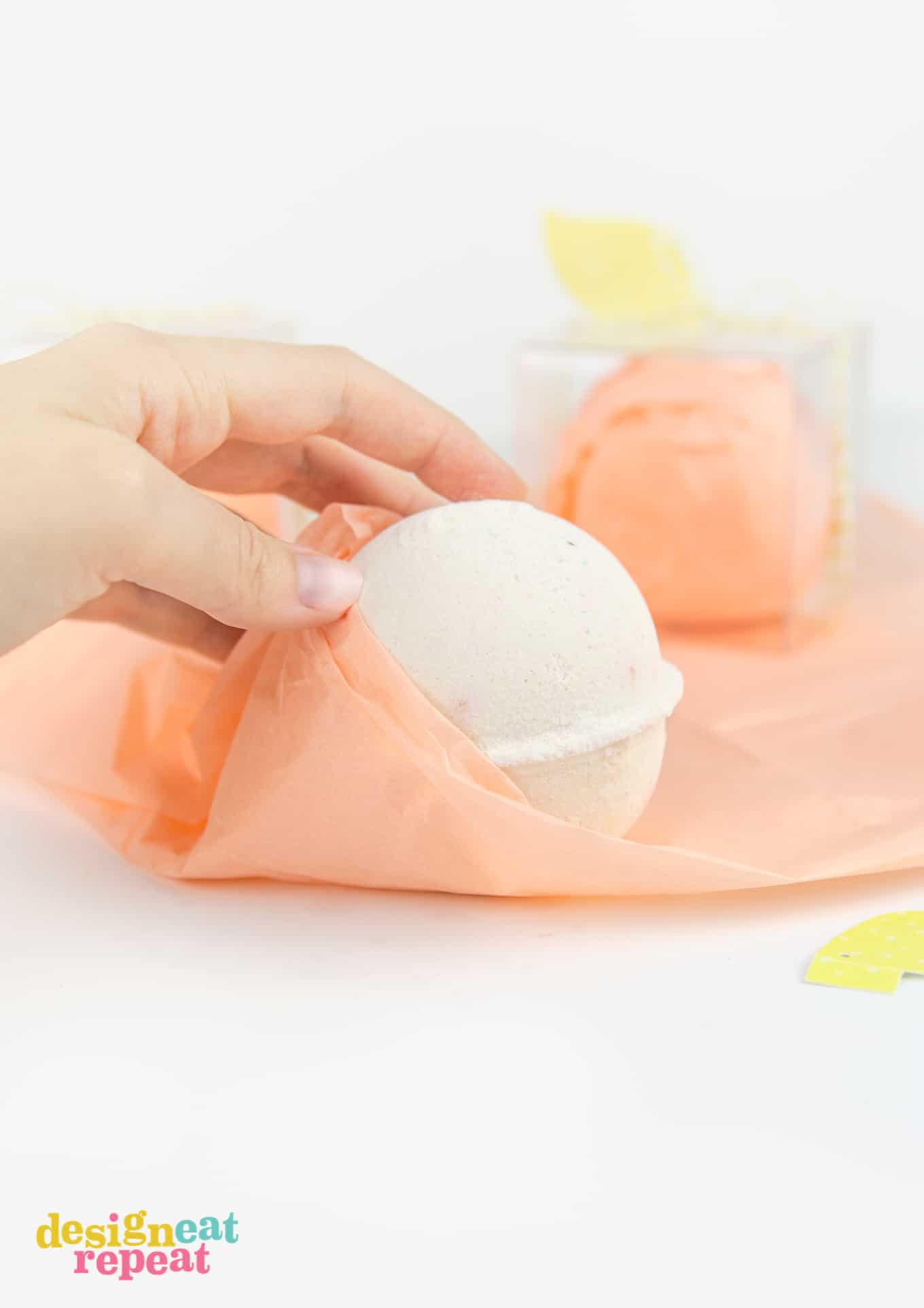 With back to school just around the corner, give the gift of relaxation with this peachy bath bomb teacher gift idea! Also great for thank you gifts, southern wedding party favors, or fruit party favors!