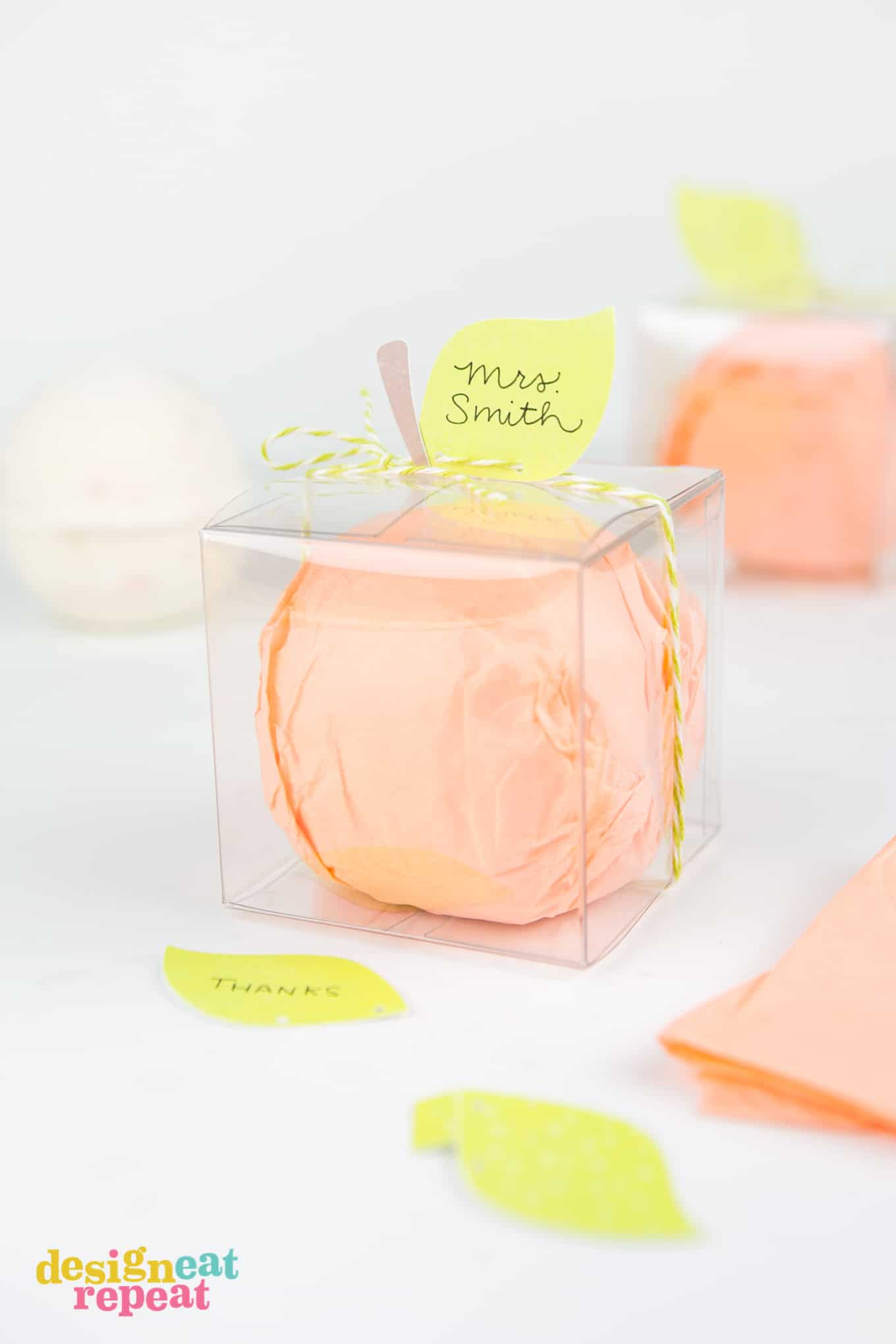 With back to school just around the corner, give the gift of relaxation with this peachy bath bomb teacher gift idea! Also great for thank you gifts, southern wedding party favors, or fruit party favors!