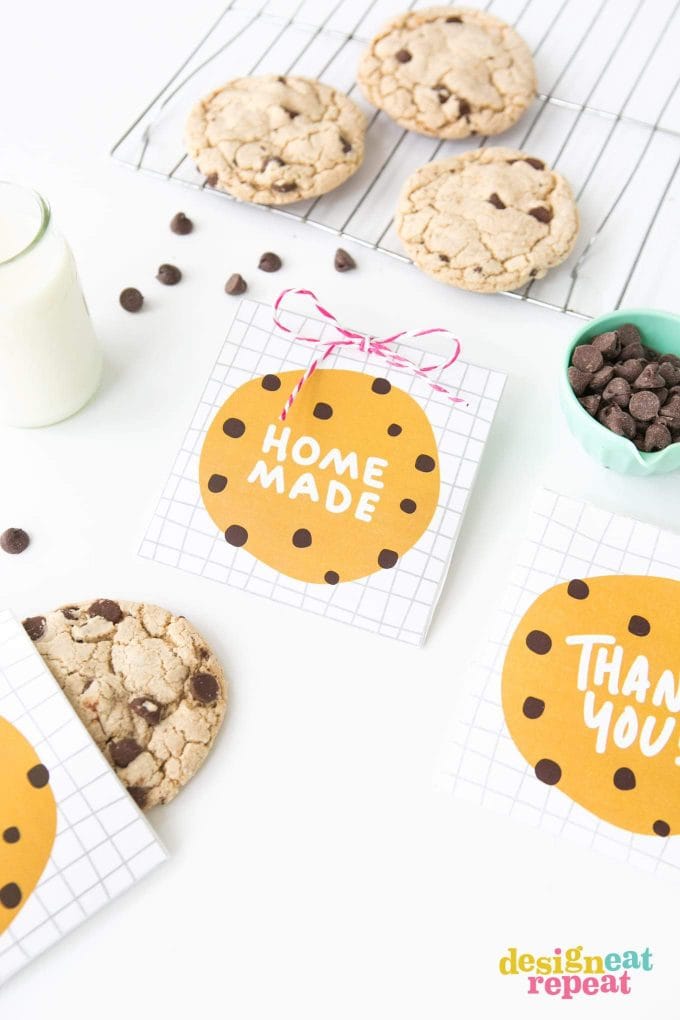 Download these free printable chocolate chip cookie pouches for a quick party favor, teacher appreciation gift, or just as a simple thank you treat!