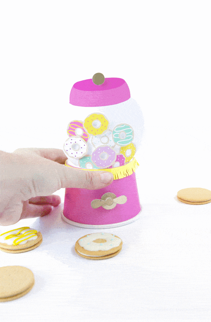Turn plain paper ice cream cups into these adorable gumball machine party favors! Includes free printables to make your own!