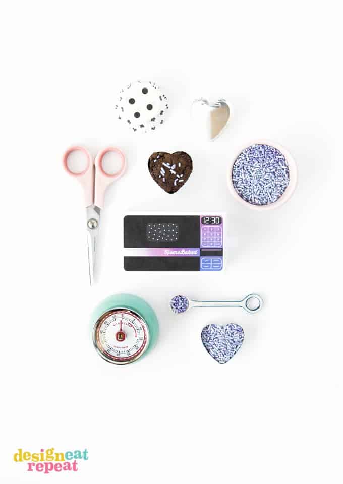 Throw it back to the 90's with mini Easy Bake Oven treat box printables! Perfect for a throwback party or just to gift baked goods to your scrunchie lovin' friends!