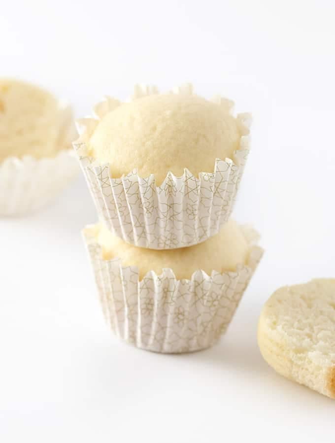  White  Wedding  Cupcakes  with Buttercream Frosting Design 